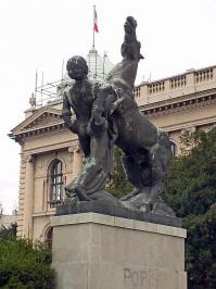 Белград (площадь Маркса и Энгельса, если не ошибаюсь), главный вход а Парламент. Установлена в 1939 году. Называется примерно "Играли кони вороные" или что-то в этом роде ("Igrali se konji vrani"), во что играли даже боюсь предположить. Автор - скульптор Toma Rosandiж