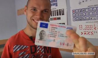 Не так давно в Латвии один парень без обеих рук сдал на права. На общих основаниях (без ограничений, но, по-моему, только на автомате)