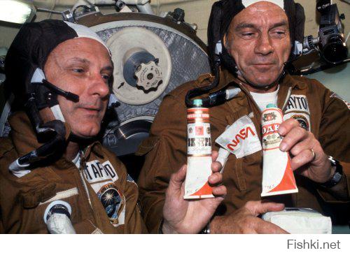 Еще в НАСЕ изобрели водку, пригодную к невесомости.
На фото астронавты Томас Стаффорд (слева) и Дональд Слейтон тестируют новый продукт.