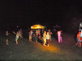 Там неправильно термин применен. Не белый шум, а просто шум. Впрочем, спектрально он таки близок к белому.
И таки шум есть у всех камер. Даже у Хаббла :)
И от меня для тех, кто не знает, что такое "шум" (в данном случае, это всё тот же олимпус, как характерный представитель шумного подсемейства )