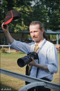 Формально являюсь фотографом-профессионалом, но тоже говорю "фотик". Ибо применение спецтерминов типа "камера", "линза" (об объективе), etc... считаю гнутьём пальцев.