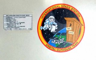 Санузел (точнее, санузлы - их там два) российского производства. Вы видели "жигули", которые не ломаются периодически?
Шучу насчёт "жигулей". Ломается, конечно, всё. Но сортиры точно российские. Никто больше не умеет строить космических туалетов. Есть, конечно, более простые - на "Союзах", на шаттлах, и т.д., но такие только у россии. Японцы пытаются что-то создать, но пока не получилось...
Кстати, стоит такой сральник почти  20 лимонов баксов.
На фото - туалет американского сегмента (можно увидеть блоки, снятые с российского - русские надписи)