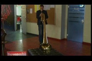 Не далее как вчера по местному телеку показывали субконттрабас-трубу одного латыша.
Он сам говорит, что это больше по приколу, но играть на ней вролне можно.
К тому же, звук у неё практически такой же, как и у привычного сузафона. Если ее свернуть, нечто похожее и получится...