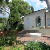 Дом

Геннадий Тимченко

Предприниматель, друг Путина

Адрес: Франция, Saint-Raphaël, Boulevard Eugène Brieux

Имение в Сен-Рафаель, 40 км от Канн. Согласно кадастровой выписке 2 соседних участка зарегистрированы на фирму Belize, которая принадлежит Ксениии, Елене и Геннадию Тимченко.