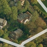 Квартира

Андрей Якунин

Старший сын Владимира Якунина, главы ОАО «РЖД»

Адрес: Лондон, NW3 7UJ, 88 W Heath Rd

Дом на севере Лондона. Приобретен в 2007 году за 4,5 миллионов фунтов и зарегистрирован на панамский оффшор.