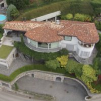 Дом

Андрей Клишас

полномочный представитель Совета Федерации в Генеральной прокуратуре РФ и Следственном комитете РФ, сенатор от Красноярского края

Адрес: Швейцария, Локарно, Brione sopra Minusio, Via val Resa 25

Дом в Швейцарии, задекларирован не полностью. Сенатор Клишас утаил более 400 м2 своего участка.