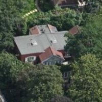 Квартира

Андрей Якунин

Старший сын Владимира Якунина, главы ОАО «РЖД»

Адрес: Лондон, NW3 7UJ, 88 W Heath Rd

Дом на севере Лондона. Приобретен в 2007 году за 4,5 миллионов фунтов и зарегистрирован на панамский оффшор.