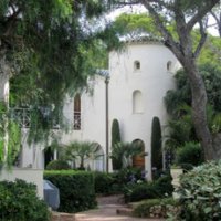 Дом

Геннадий Тимченко

Предприниматель, друг Путина

Адрес: Франция, Saint-Raphaël, Boulevard Eugène Brieux

Имение в Сен-Рафаель, 40 км от Канн. Согласно кадастровой выписке 2 соседних участка зарегистрированы на фирму Belize, которая принадлежит Ксениии, Елене и Геннадию Тимченко.