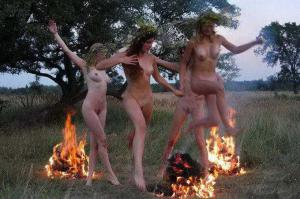 Девушки с цветочными венками