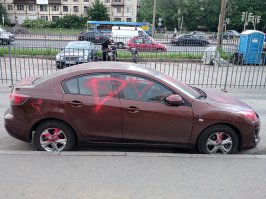 Вот уж не знаю, за что, но попалось как-то раз на улице такое вот творчество. Поставил(ла) авто не там где надо, видимо...