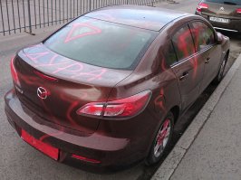 Вот уж не знаю, за что, но попалось как-то раз на улице такое вот творчество. Поставил(ла) авто не там где надо, видимо...