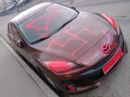 Вот уж не знаю, за что, но попалось как-то раз на улице такое вот творчество. Поставил(ла) авто не там где надо, видимо...