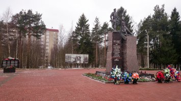 Возвращаясь к предыдущему посту: 15 февраля 2013 года в городе Сертолово (Ленинградская область) был открыт памятник воинам-погибшим в локальных войнах и военных конфликтах. По периметру постамента идут названия многочисленных "горячих точек". Автор памятника, заслуженный деятель искусств России, скульптор В.С. Новиков, ушёл из жизни в прошлом году...