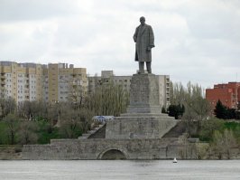 В Волгограде стоит и самый высокий в мире Ленин. Высота памятника вместе с постаментом составляет 57 метров, а скульптуры Ленина – 27 метров.