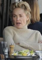 ну и что выложил отфотошопленый фотографии и рад...сейчас мы этот миф развеем...итак..
1 мадонна:

2 шарон стоун:

3 пенелопа круз(на мой взгляд выглядит даже старше своих 40)

короче можно до бесконечности приводить примеры...на деле посмывать косметику,повытаскивать силикон,и убрать фотошоп они выглядят гораздо старее...ибо каждая вторая безбожно бухает,каждая третья ширяется,и почти все курят как собаки...да..да...жизнь у моделей и звезд не айс..
единственная которая выглядит моложе своих 45 лет на мой взгляд это:

наверное праведный образ жизни ведет..