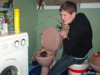 Рыбаки ловят рыбу в котловане 