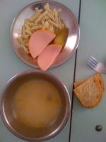 никого не удивило какая посуда в Украинской школьной столовой..