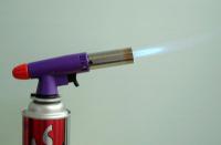 ну в хате жарить ...я как то об этом даже не помышлял..+ за смекалку...но у меня потолки пенопластовые...боюсь от жара оплавятся...а вот насчет розжига вообще не парюсь...вот такой девайс купил.. и на природе и дома ноги на холодец смалю...или курей там...