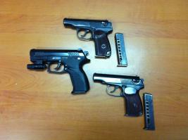 Я по улице в наушниках не хожу, ( нет плеера нет наушников ) Предпочитаю перемещаться на автомобиле. С оружием всё в порядке, а твоя реакция какая если на тебя кидается тип с Глазами срущего спаниеля и зубами как у собаки... я думаю любой бы пальнул...