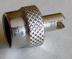 Этим приспособлением хорошо выкручивается золотник, который кладется незаметно на другое колесо. Тем самым Вы спустили колесо и ничего не украли и не испортили.