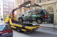 Закон есть, ПДД! Ст. 12.19 п.4. Нарушение правил остановки или стоянки транспортных средств на проезжей части, повлекшее создание препятствий для движения других транспортных средств, а равно остановка или стоянка транспортного средства в тоннеле, за исключением случая, предусмотренного частью 6 настоящей статьи, -
влечет наложение административного штрафа в размере двух тысяч рублей.

А теперь выгляни в свое окно и позвони куда следует и наблюдай картину.  
А иначе ты пособник.