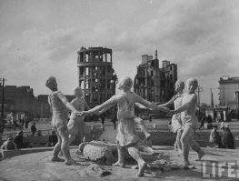 А ВОТ СТАТУИ ОТ КОТОРЫХ НЕМЦЫ ДО СИХ ПОР ССУТЦА