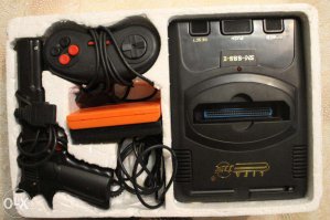 Был вот такой вот китайский монстр. Она даже с отломанной антенной фонила так, что у соседей каналы перебивало на телевизорах. А мы с пеной у рта доказывали, что она круче Денди). А потом были декодеры в Горизонт, потом Sega MD II)) Было дело.