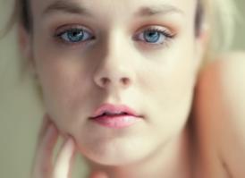 И целый мир в глазах лиловых тонет 