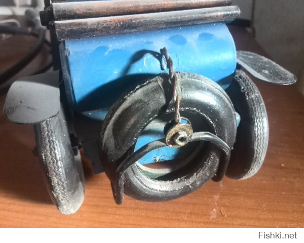 У меня на работе стоит вот такой аппарат, собранный неизвестным умельцем из жести, говна и болтиков.