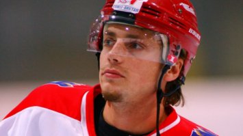 Иван Ткаченко
Хоккеист ярославского "Локомотва" (погиб вместе с остальной командой 7 сентября 2011 г.)
Ткаченко был постоянным жертвователем фонда «AdVita» и занимался благотворительностью с 2007 года, оставаясь при этом неизвестным. Под именем Ивана Леонидовича он практически каждый месяц жертвовал деньги. На сайте фонда можно четко проследить, кто, сколько и на что перечислял, и Иван Леонидович появляется в этих отчетах регулярно. Всего, как подсчитали журналисты «Советского спорта», за четыре с половиной года он пожертвовал 9 996 300 рублей
После авиакатастрофы выяснилось, что Иван перечислил 500 тысяч рублей на счет 16-летней девочки Дианы Ибрагимовой, больной раком.
Родители хоккеиста объявили о намерении построить в память о сыне и его команде детскую хоккейную школу, которая будет представлять собой ледовый дворец с трибунами на 100 человек. Его основная задача — тренировочный процесс. Стоимость строительства оценена примерно в 80 миллионов рублей