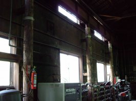 Индустриальная Япония иногда сильно удивляет своими контрастами. Довелось побывать на различных производствах, и часто удивляло вполне плодотворное соседство новейших технологий с "приветами из прошлого". Вот, например, пара снимков: опоры кран-балки в цехе металлообработки одного из заводов Хашимото, выполненные из древних сосновых брёвен...