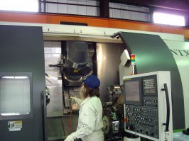 и тут же за спиной - новейшие автоматизированные линии металлообработки, способные сутки работать в автономном режиме без без участия работников... мне приходилось управлять различными производствами у нас в стране, и поэтому, думаю, имею право сравнить и утверждать -  производство в Японии - это как другая планета...