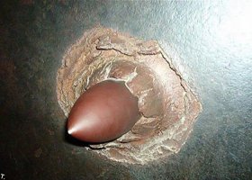 скорее всего не фейк. смысла делать фейк не вижу. кинетическая энергия огромная, металл плавится как масло. сердечник скорее всего намного тверже брони.