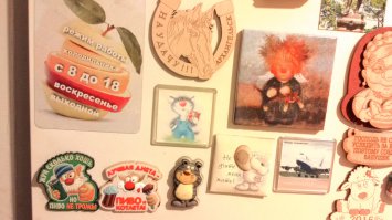 Традиция всех путешественников - коллекция магнитиков на холодильнике