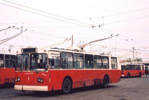 Помню, я как то на москвиче 2140люкс(моя первая машина) заглох в горку. В центре москвы. Ручник не работает. А что бы завести, надо было газом понажимать. Стаж у меня был 2недели.
В общем, донажимался я до характерного "хрусь".
Выхожу, а сзади старый троллейбус с мощным бампером меня подпер. Его водитель меня спрашивает :"давай столкача".
И затолкал меня в горку троллейбусом. Я завелся. А троллейбус уехал.