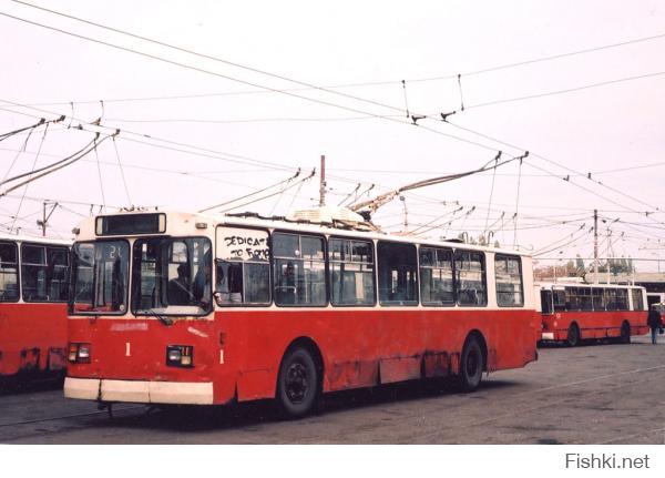 Помню, я как то на москвиче 2140люкс(моя первая машина) заглох в горку. В центре москвы. Ручник не работает. А что бы завести, надо было газом понажимать. Стаж у меня был 2недели.
В общем, донажимался я до характерного "хрусь".
Выхожу, а сзади старый троллейбус с мощным бампером меня подпер. Его водитель меня спрашивает :"давай столкача".
И затолкал меня в горку троллейбусом. Я завелся. А троллейбус уехал.