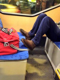 В исполнении малолеток вижу часто такое. Если не в духе, пинаю по ногам.