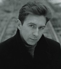 Он ждет продолжения видео.