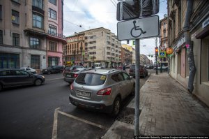 Можно подумать липовую наклейку на стекло какой толстолобик упоротый сделать не сможет...