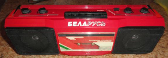 А вот этот у меня появился в 89-м. Позже, уже после покупки импортной техники, он гонял кассеты zx-spectum! Только с него грузились мятые и затертые! :)