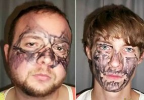 Видимо, ребята решили, что нарисовать себе маски грабителей черным маркером прямо на лице будет отличной идеей. Это и было сделано. Но при попытке влезть в чужую квартиру сосед вызвал полицию, сообщив, что два человека с нарисованными маркером масками пытаются влезть в одну из квартир на этаже, а приехали они на большой белой машине. Понятно, что незадачливые воры были пойманы через пару часов. Может быть, они и смогли бы скрыться, если бы не эти идиотские разводы на лице. Внезапно ребята поняли, что ни спирт, ни вода не могут стереть эти отметины с их лиц. Спрятаться с такой приметой практически невозможно, и полиция схватила преступников.