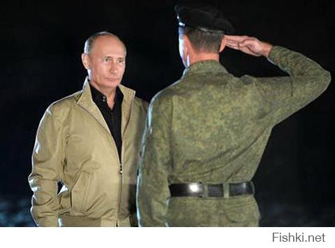 ну я спорить не стану, скажу лишь что, Путин чаще ходит без головного убора, поэтому не прикладывает руку к голове, НО пока его приветствуют, он стоит по стойке "смирно", что таки и является одним из "воинских приветствий". Вот как тут на картинке