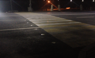 Такой тока. Огни оранжевого цвета зажигаются на асфальте и на знаке при приближении транспорта