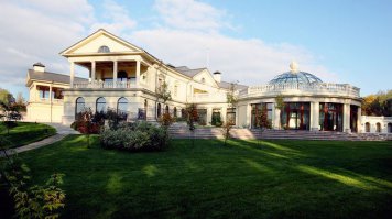 монополия ржд и неумение управлять даже когда ты один на рынке жд перевозок, делают цены просто бредовыми. Абсурд на абсурде. Дача Якунина, тем временем: обнаруженное в деревне Акулинино Домодедовского района поместье Якунина площадью 7 га, с домом хозяина на 3000 кв.м., гостевым домиком на 1500 кв.м., банькой на 1400 кв.м. и с домом на 30 душ прислуги площадь 1000 кв.м. оценивается риэлторами в 75 млн долларов. В цену эту также входят полтора километра тоннелей, прорытых на территории поместья, молельная комната, бассейн 50 метров, гараж на 15 автомобилей и отдельный бокс под «Майбах», дорогостоящий мрамор и хайтековская начинка.