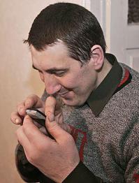 Про Леонида и раньше писали. Даже фото утащил в коллекцию. Признаюсь было дурная мысля ему ради прикола планшетофон из китая подарить. Не смог не успел. Потом эта фигня между странами началась. Творите добро, пока не стало поздно.