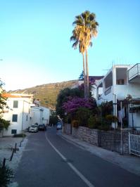 Год назад ровно, не доезжая Бара, есть славный городишко "Петровац на море". Но теперь это зона евро и все дела.