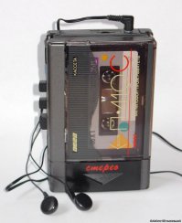 Узбагойся, не первые, но были...
Наушники комплектные, которые складывались, ломкие сцуко были, и да это был магнитофон а не только плеер