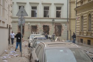 В доме в центре Праги на улице Divadelní 5 по предварительным данным произошел взрыв газа. Пострадали 35 человек, 30 доставлены в больницы. Есть опасность обрушения пострадавшего здания, на прилегающих улицах нарушено движение трамваев и автотранспорта.
Об этом сообщило Чешское телевидение.
По данным сайта Novinky.cz, ранения получили 55 человек, из них четверо тяжело ранены. Тот же сайт около 13.00 сообщил со ссылкой на руководителя пражской службы скорой помощи Зденека Шварца, что под обломками здания могли погибнуть 3-4 человека. По данным на 15.00 эта информация не подтвердилась, но поиски людей в завалах продолжаются.
Из близлежащих домов эвакуировано 230 человек, том числе сотрудники Национального театра и студенты одного из факультетов Карлова университета.
По некоторым данным, взрыв произошел в нижней части здания. В пострадавшем доме располагались офисы нескольких фирм, рядом находится здание, которое занимает Кинематографический и телевизионный факультет Академии музыкальных наук в Праге (FAMU).
Взрыв произошел около 10.00 по местному времени. Он был настолько сильным, что в некоторых соседних домах выбило окна, взрыв был слышен на другом берегу Влтавы. Выбиты окна в находящемся рядом Национальном театре, театре «Латерна магика» и здании Академии наук ЧР.
Перед взрывом очевидцы и прохожие чувствовали в непосредственной близости от пострадавшего дома сильный запах газа.
В связи со взрывом мэрия Праги организовала горячую телефонную линию 800 100 991.
Как сообщает телеканал ČT24, среди пострадавших насчитывается шесть иностранных студентов FAMU.
Мэр Праги Богуслав Свобода заявил, что строительная компания Metrostav обеспечит устойчивость пострадавшего дома, который может рухнуть. При взрыве стена дома переместилась в сторону на пять сантиметров. Обрушились потолочные перекрытия на втором и третьем этажах.
Ремонтных работ в здании не проводилось.
------------
Взрыв в Праге не был терактом, но ущерб от него огромный, заявил мэр Праги Богуслав Свобода на брифинге с журналистами. Он добавил, что речь идет о взрыве газа.

Свобода поблагодарил врачей, спасателей и неравнодушных прохожих, помогавших пострадавшим.

Он подтвердил данные Чешского телевидения о 35 пострадавших, один человек получил серьезное ранение. Ранее СМИ сообщали о 40 и даже 55 пострадавших. Тем не менее, поиски пострадавших продолжаются, в поисках участвуют кинологи со специально обученными собаками.

От взрыва пострадали два здания, принадлежащие Карлову университету, здание Национального театра, театра «Латерна магика» и Академии наук ЧР.
Руководитель столичной службы скорой помощи Зденек Шварц сказал, что за медпомощью обратились 35 человек, 30 доставлены в больницы. От взрыва, по его словам, пострадали шесть иностранных студентов, среди которых два казаха, а также граждане Португалии, Словакии и Германии.
Погибших и пропавших без вести нет.