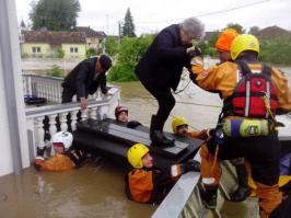 это дебилы а не спасатели.разве нельзя подплыть поплотнее