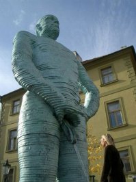 сколько же аристократичности в том как он держится за пипиндр